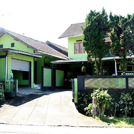 Bayu Murti Homestay Jogjakarta Buitenkant foto